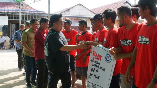 
 Nelayan di Anggana dan Muara Badak ‘Full Senyum’ Terima Bantuan dari Pemkab Kukar