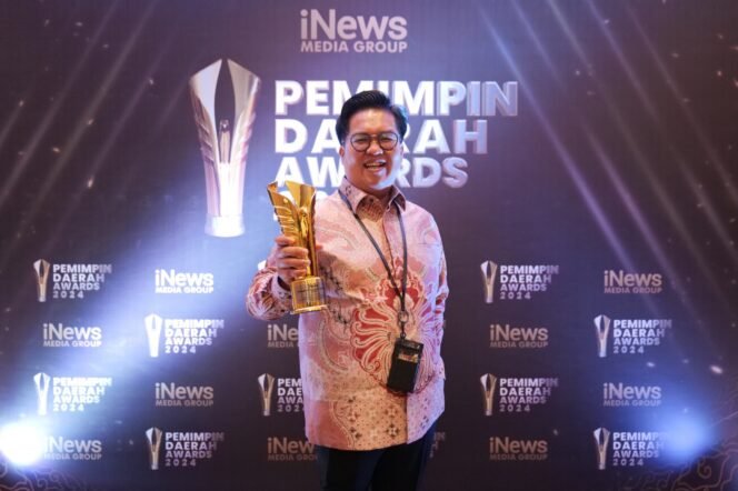 
 Rendi Solihin Terima Penghargaan Berkat Keberhasilan Program Usaha Kecil Idaman