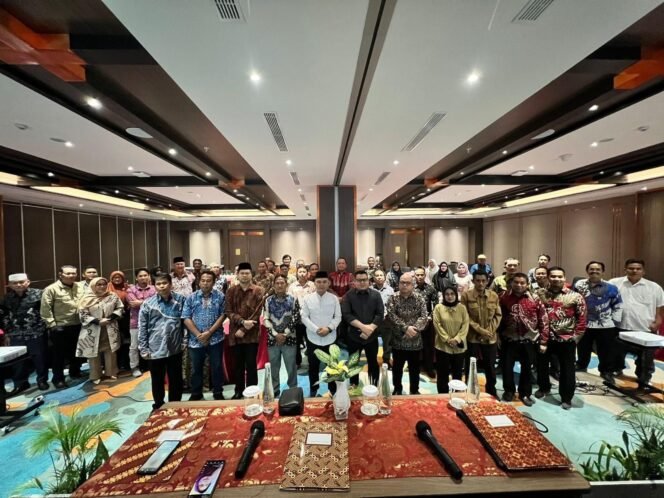
 Asisten I Kukar Ahmad Taufik Resmikan Raker Evaluasi Perkembangan Desa dan Kelurahan se-Kabupaten Kukar Tahun 2024