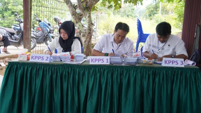 
 Antusias Warga Datangi TPS 003 Kelurahan Panji