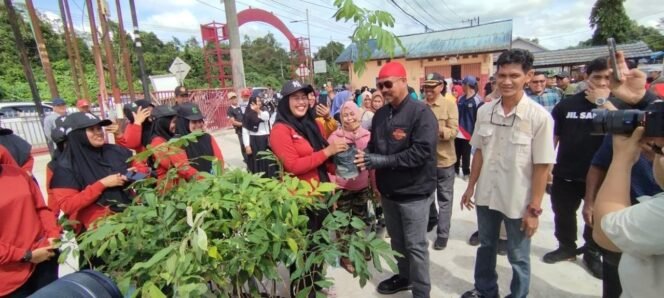 
 Bupati Kukar Edi Damansyah Serahkan Bantuan Sprayer Pada Poktan Desa Tanah Datar