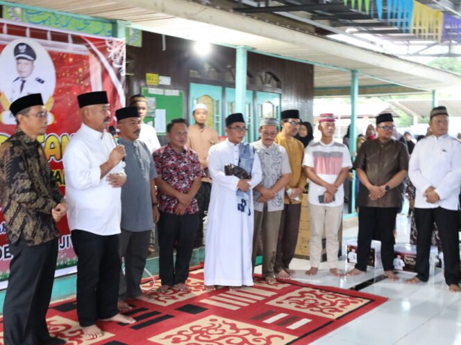 
 Bupati Kukar Edi Damansyah Serahkan Bantuan Sarana Ibadah di Masjid Nurul Iman Desa Perjiwa