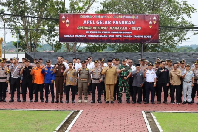 
 Bupati Kukar Edi Damansyah Bersama Polres Kukar Apel Gelar Pasukan Operasi Ketupat Mahakam 2025