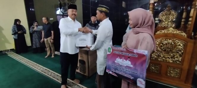 
 Bupati Kukar Edi Damansyah Kunjungi Masjid AL-Ikhlas Desa Bunga Jadi