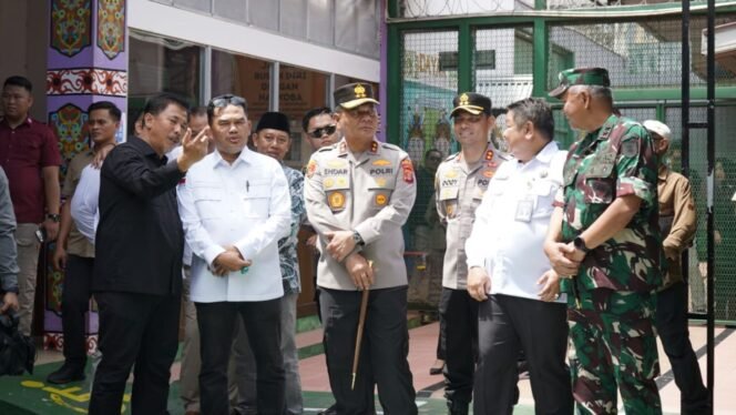 
 Polres Kukar Dampingi Forkopimda Kaltim Tinjau TPS di Tenggarong