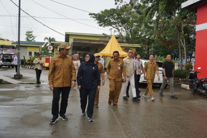 
 Pastikan Stok Aman Jelang Lebaran, Sekda Kukar Monitoring ke Pasar Mangkurawang