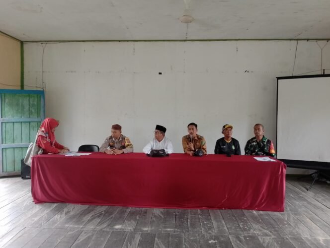 
 Pemdes Kayu Batu Serahkan Bantuan BLT Tahun 2025