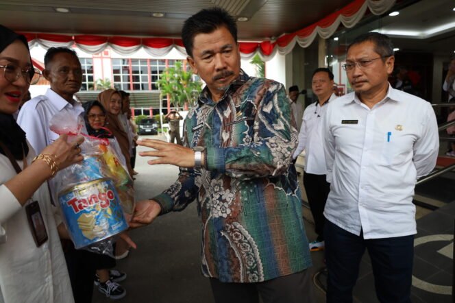 
 Menjelang Idulfitri 1446 H, Sekda Kukar Serahkan Paket Lebaran untuk 704 ASN dan Non ASN