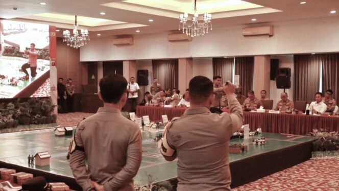
 Polres Kukar Gelar Tactical Floor Game untuk Pengamanan PSU Pilkada Kutai Kartanegara