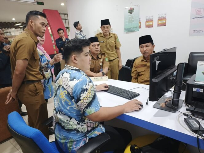 
 Usai Libur Lebaran, Sekda Kukar Lakukan Sidak Pelayanan Publik di MPP Tenggarong
