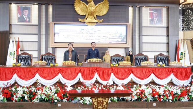 
 Sekda Kukar Sunggono Hadiri Rapat Paripurna ke-5 DPRD Terkait Rekomendasi LKPJ 2024