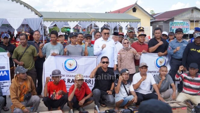 
 Bupati Kukar Aulia Rahman Basri Resmikan Tugu Perjuangan Muara Kaman dan Luncurkan Layanan Kesehatan Gratis Rumah Sakit Kapal