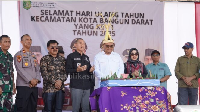 
 Hadiri HUT Ke-1 Kecamatan Kota Bangun Darat, Bupati Kukar Aulia Rahman Basri Serahkan SK Pengakuan Masyarakat Hukum Adat